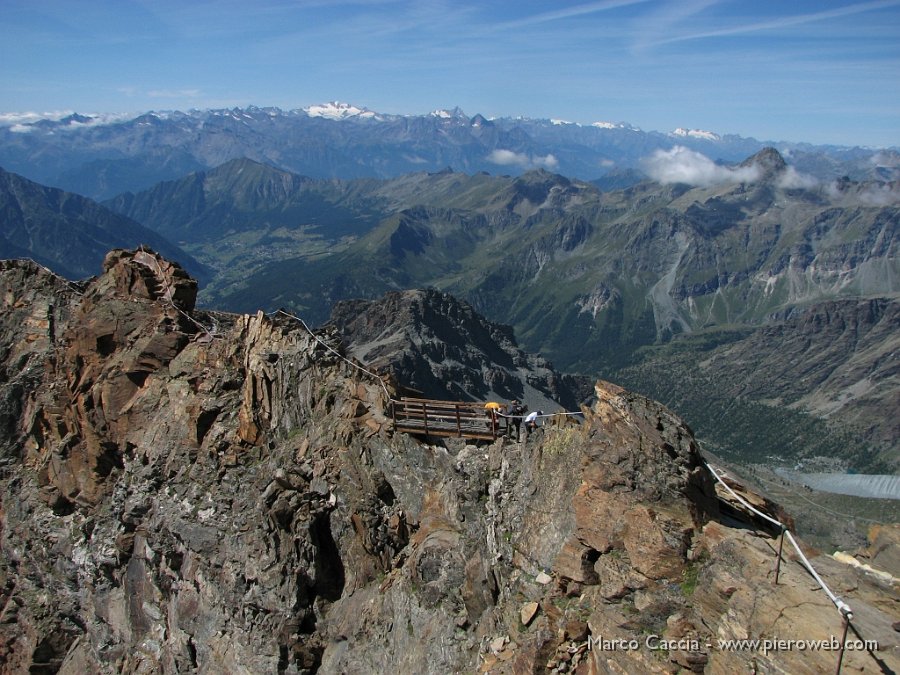 01_Sentiero aereo verso il rif. Quintino Sella e in fondo il Gran Paradiso.JPG